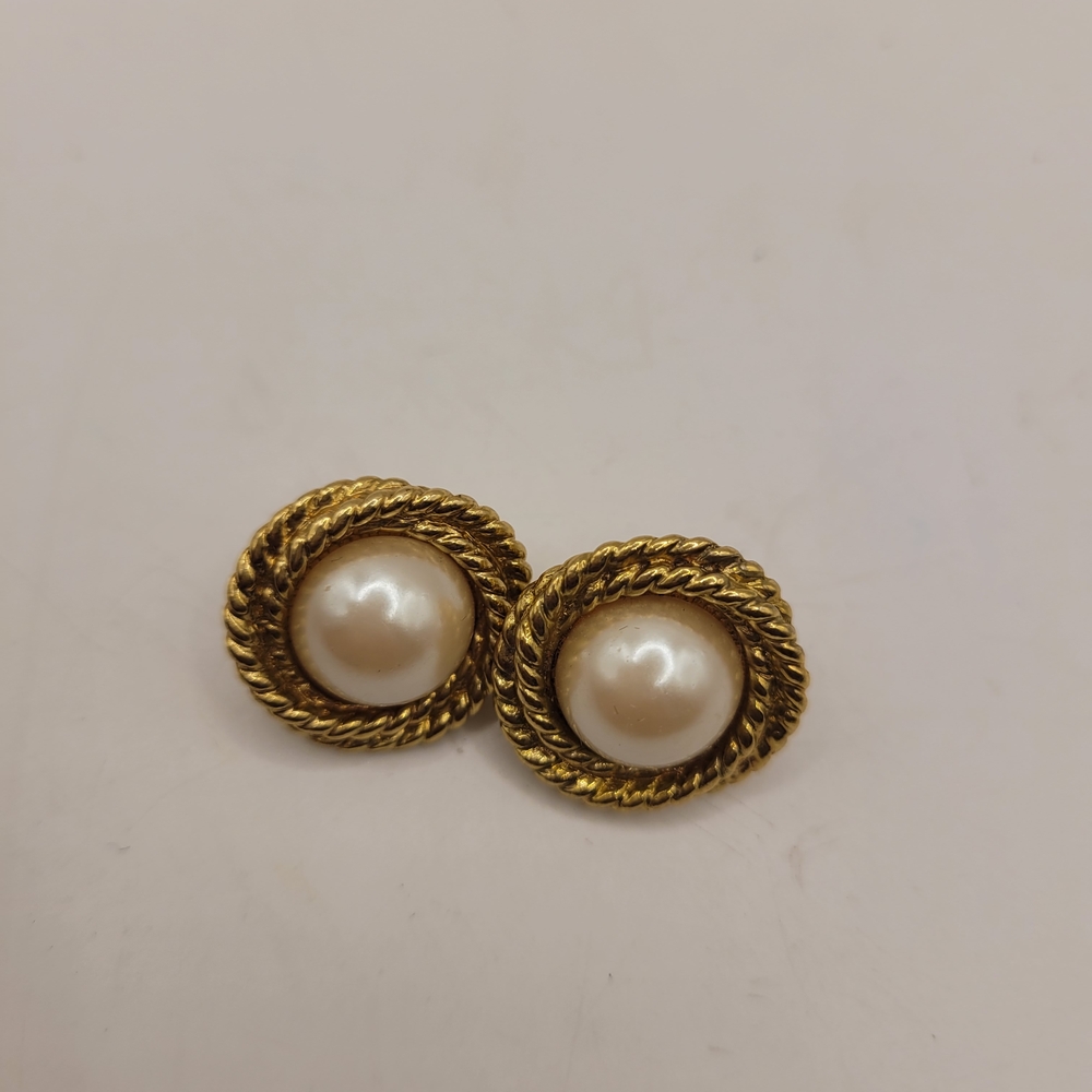 Sarah Coventry Gold and Cream Earrings